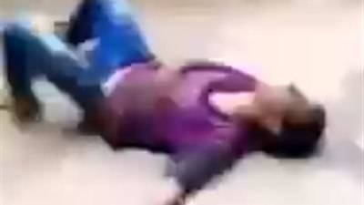 رد فعل صادم لشاب سقط صديقه أمامه (فيديو)