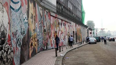 تجميل سور الجامعة الأمريكية بشارع محمد محمود في عابدين