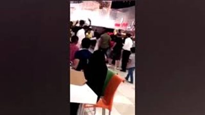 مشاجرة عنيفة بين مجموعة من الشباب داخل مول بجدة (فيديو)