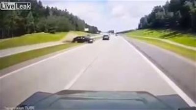سائق يوثق لحظة وفاته على طريق سريع (فيديو)