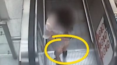 تصرف صادم لامرأة علق حذاؤها بالسلم الكهربائي (فيديو)