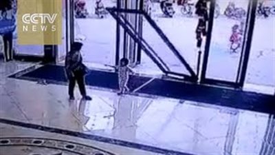 لقطات مروعة للحظة سقوط باب زجاجي على رأس طفلة (فيديو)