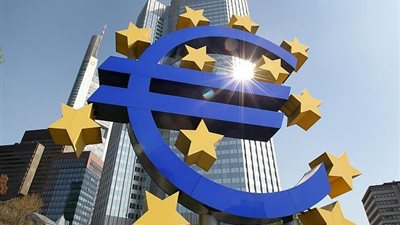 المركزي الأوروبي يتوقع زيادة المخاطر ويخشى تأثير هبوط سعر النفط