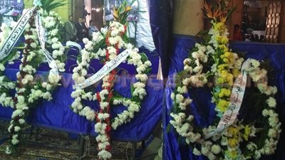 بالصور.. باقات ورد من مسئولين تزين الكنيسة المرقسية لوداع «غالى»