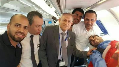 مصر للطيران تنقل الشاب المصاب بالإمارات (صور)