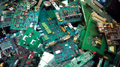 الموت يسكن «النفايات الإلكترونية»..«الحاجري»: مخاطر بيئية صارخة أبرزها تلوث التربة والمياه.. و8 أمراض أبرزها اضطرابات الغدة الدرقية والرئتين.. يقدر ثمنها بنحو 55 مليار دولار