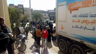 «أوجاع الناس الشقيانة» أمام سيارات الكشف عن فيروس سي.. خوف وحذر ومآس على أبواب عيادات التحاليل المتنقلة.. وممرضة: الفحوصات أثبتت إصابة معظم الحالات بالمرض