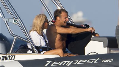 ماكرون يستعرض جسده الرياضي خلال إجازة صيفية بفرنسا (فيديو وصور)