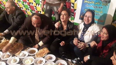 بالصور.. وزيرة التعاون الدولي تتناول «عسل وفطير» مع أهالي «أبيس»