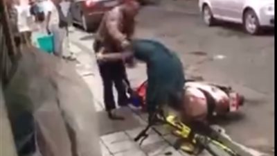 مشهد صادم لرجل يعتدي بالضرب على زوجته بالشارع (فيديو)