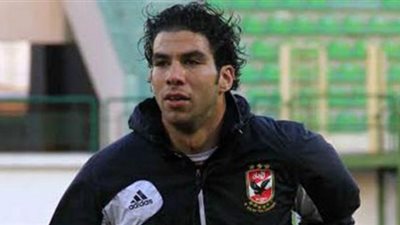 إصابة شريف إكرامي حارس الأهلي بشد في الخلفية