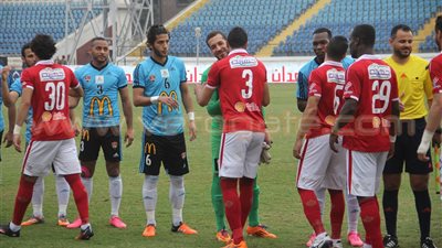 مباراة الأهلي والمحلة تشعل مواقع التواصل الاجتماعي.. جماهير الأحمر تهاجم السعيد وتسخر من مسعد عوض..الزملكاوية: اديوهم الدوري لو عاوزين.. وعشاق المحلة: الحكم استنفذ كل محاولاته لإرضاء القلعة الحمراء