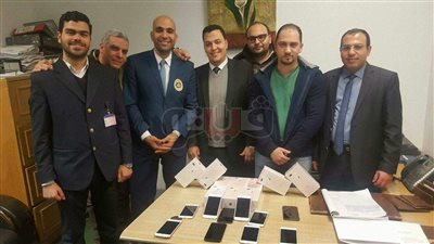 إحباط محاولة تهريب أجهزة آيفون بمطار برج العرب (صور)