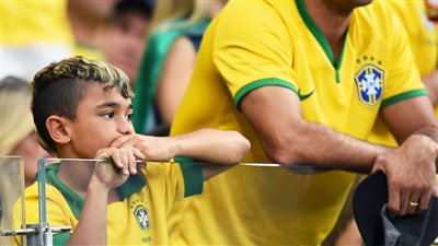 بالفيديو.. صدمة جميلات البرازيل ودموع الأطفال بالمدرجات بسبب «خماسية» ألمانيا