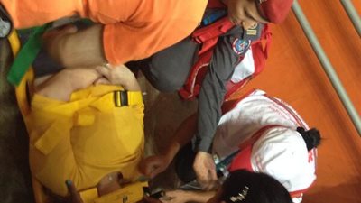 بالصورة.. مشجع برازيلي يغمى عليه بعد خماسية ألمانيا