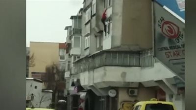 شاب يلقي والده من النافذة عقب شجار بينهما (فيديو)