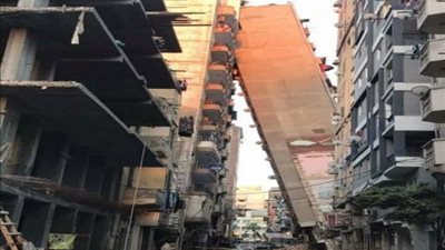 أزمة العقارات المائلة بالإسكندرية تعود من جديد.. ميل عقار بمنطقة الرمل والسكان يرفضون الإخلاء.. مهندس الحي: قرروا الإقامة على مسئوليتهم.. وخبير: توفير شقق بديلة ضرورة