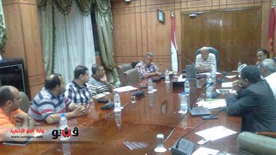 محافظ بورسعيد ينهي إضراب العاملين بمصنع الحديد والصلب