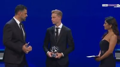 الهولندي دي يونج أفضل لاعب وسط في أوروبا