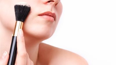أفضل الطرق لاستخدام «بودرة الوجه» لإخفاء العيوب