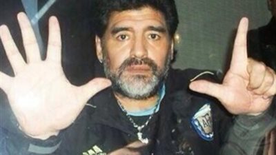 «مارادونا» يسخر من فضيحة البرازيل بـ «الأصابع السبعة»