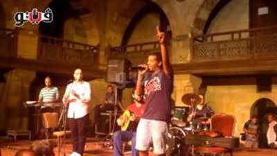 بالفيديو.. بدر مصطفى يغني «أم العيال العشرية» بـ«وكالة الغوري»