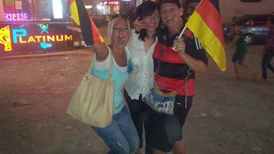 «مصريون» يشاركون السياح الألمان فرحتهم بالفوز على البرازيل بالغردقة