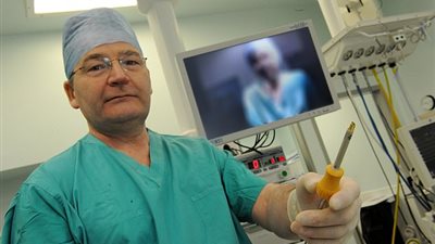 محاكمة طبيب ملكة بريطانيا بتهمة الإساءة لـ