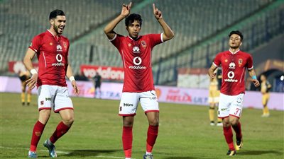 «الأهلي» يفوز على الإنتاج الحربي 2/ 1 ويواصل الانفراد بالقمة