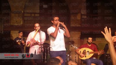 بالفيديو والصور.. عبدالله عادل يغني 