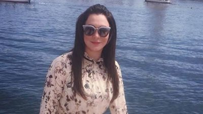 سلاف فواخرجي تخطف الأنظار بإطلالتها على النيل في أسوان (صور)