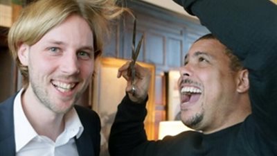 «رونالدو» يقص شعر صحفي «بيلد الألمانية» بعد اكتساح الماكينات للبرازيل