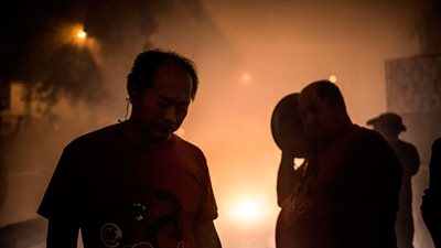 الصينيون يطلقون الألعاب النارية احتفالا بـ «عام الكلب» (صور)