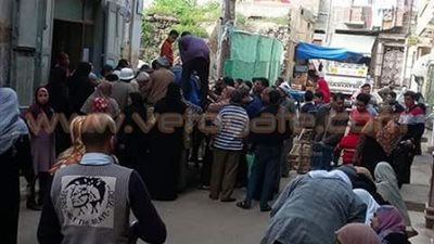 بالصورة.. طوابير زيت التموين تثير غضب أهالي رشيد