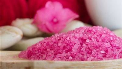 أقوى مقشر طبيعي لتنعيم جسمك ودون تكاليف