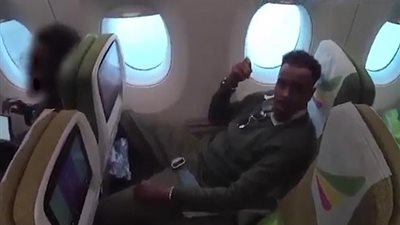 لحظة القبض على مغتصب أطفال قبل إقلاع طائرته بدقائق (فيديو وصور)