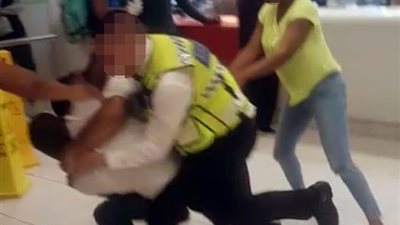 امرأة تلقى طفلها على الأرض للاشتراك في خناقة بالأيدي (فيديو وصور)