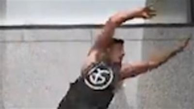 لاعب باركور يتحدى الجاذبية ويتسلق الجدران (فيديو وصور)