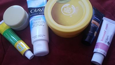 عمدة باريس تحذر الأفارقة والآسيويين بفرنسا من استخدام كريمات التبييض