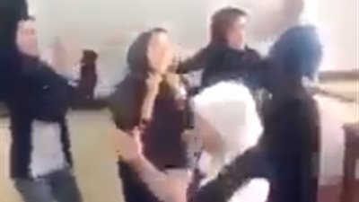 تصرفات طالبات المدارس تثير غضب نشطاء مواقع التواصل (فيديو)