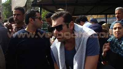 بالصور .. وصول الفنان عمرو يوسف إلى جنازة الروائي علاء الديب