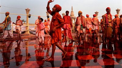 ضرب الرجال وإجبارهم على الرقص بملابس النساء في مهرجان هندي (صور)