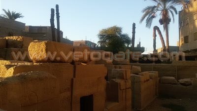 بالصور.. المناطق الأثرية بقنا تعاني من نقص عمال النظافة