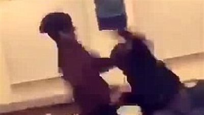 التحقيق مع معلم يصور مشاجرة طالبين في الفصل (فيديو وصور)