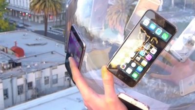 شاهد ما حدث عند إلقاء 14 هاتف آيفون من ارتفاع شاهق (فيديو)