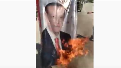 سوريون يدهسون صورة أردوغان بأقدامهم ويحرقونها في إدلب (فيديو)