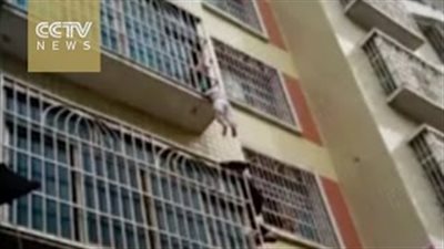 بالفيديو.. رجل ينقذ طفل تعلق بنافذة في الطابق الثالث
