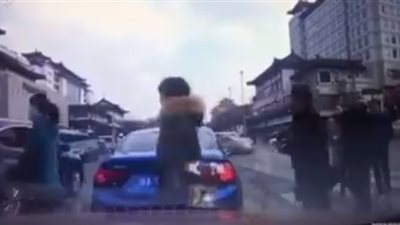 سارق منحوس يعيد هاتفا سرقه من سيدة (فيديو)