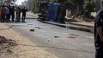 انقلاب سيارة محملة بالبنزين في الغربية تشل حركة المرور
