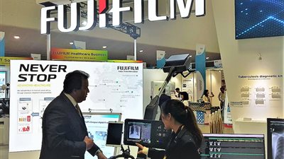 وزير التعليم العالي يتفقد معرض الجامعة المصرية اليابانية على هامش 